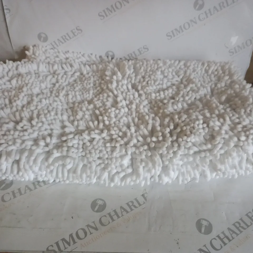 WHITE SOFT FLUFFY RUG