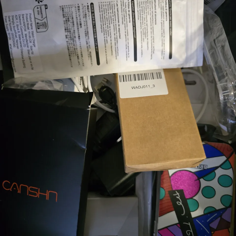 APPROXIMATELY 14 ASSORTED ITEMS TO INCLUDE - PHONE CASES , BELKIN CHARGER , POWER BANK ETC