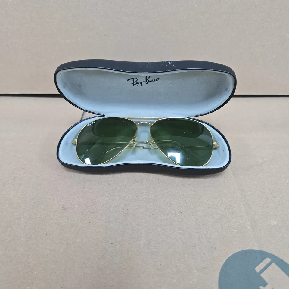 RAY-BAN SUNGLASSES WITH GOLD FRAME AND GREEN LENSES – IN BLACK TEXTURED CASE