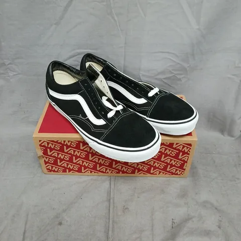 BOXED PAIR OF VANS OLD SKOOL SHOES – BLACK/WHITE, UK 7.0
