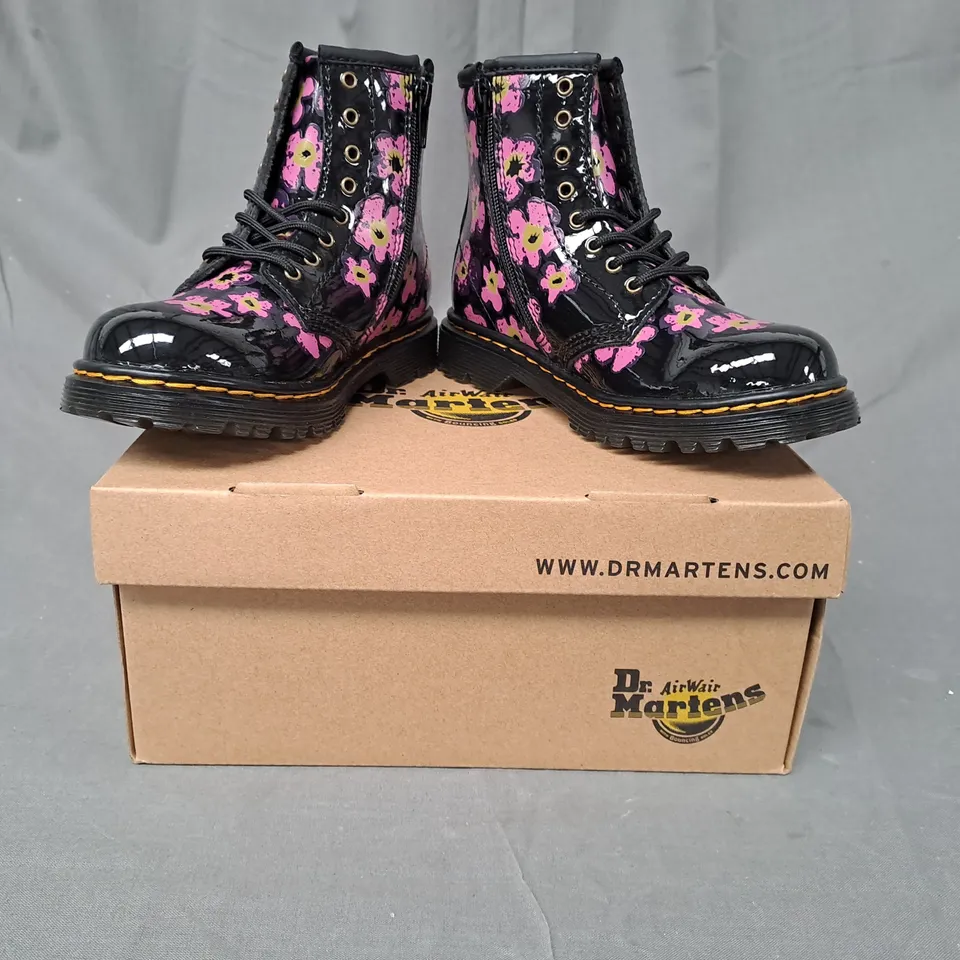 BOXED PAIR OF DR MARTENS 1460 T KIDS BOOTS IN BLACK W. PINK FLORAL PATTERN UK SIZE 9