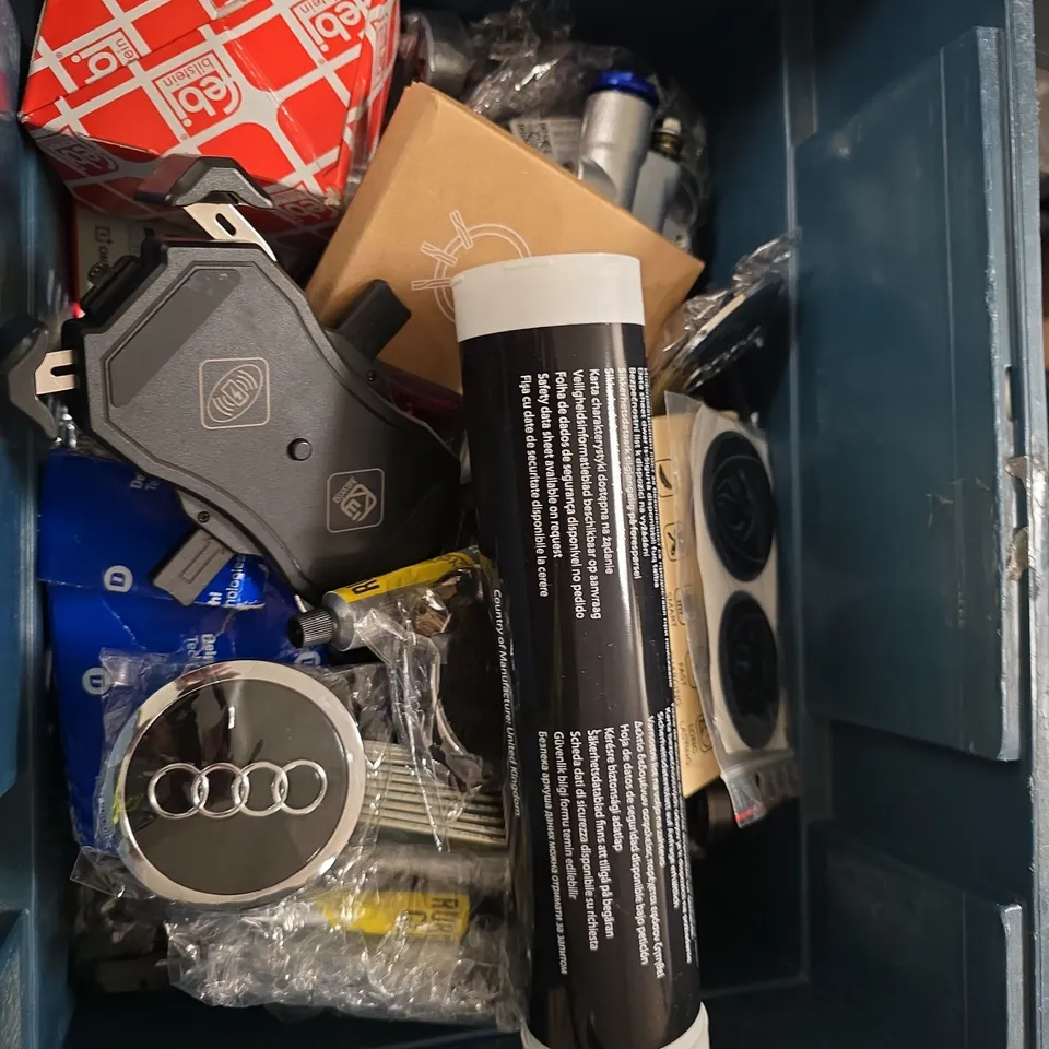 APPROXIMATELY 10 ASSORTED CAR ACCESSORIES   - ETC - COLECTION ONLY