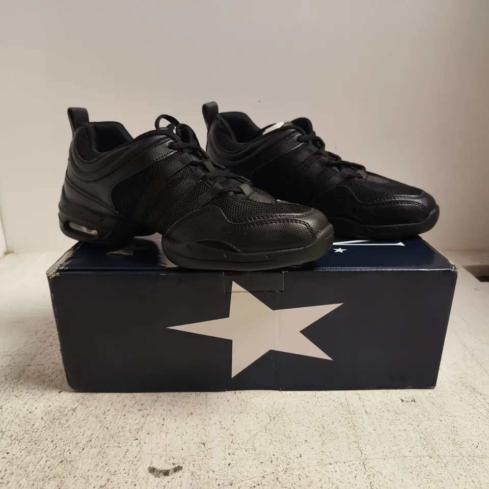 BOXED PAIR OF ROCH VALLEY SHOES IN BLACK SIZE 7.5