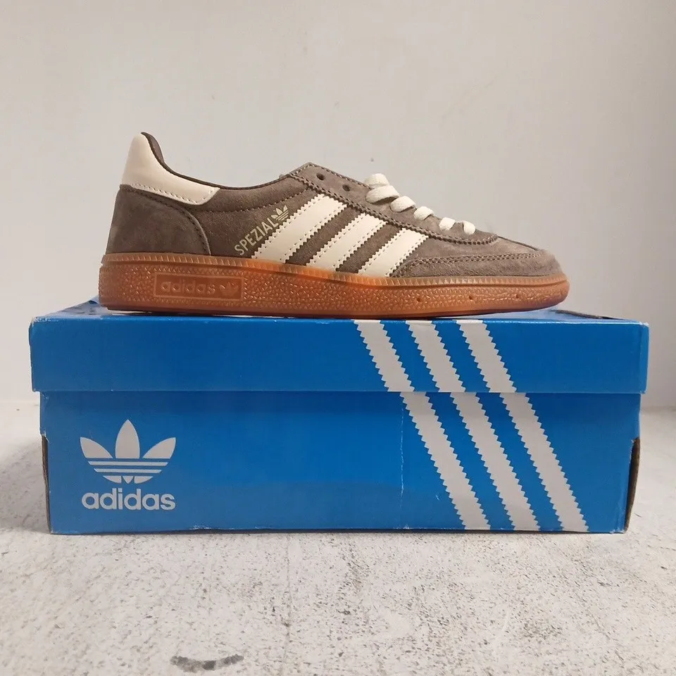BOXED PAIR OF ADIDAS HANDBALL SPEZIAL TRAINERS IN DARK TAUPE SIZE UK 5