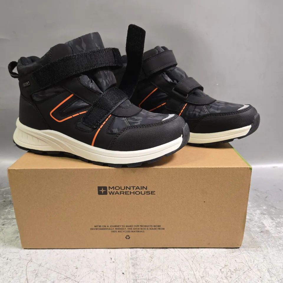 BOXED PAIR OF MOUNTAIN WAREHOUSE JUPITER KIDS ADAPTIVE WATERPROOF WALKING BOOTS IN DARK CAMO/ORANGE SIZE UK 4
