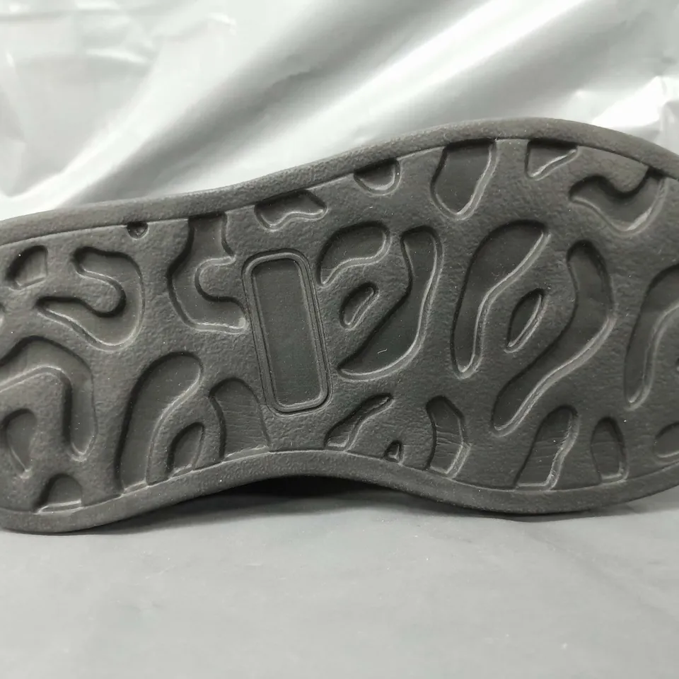 BOXED PAIR OF DESIGNER KIDS SHOES IN BLACK EU SIZE 27