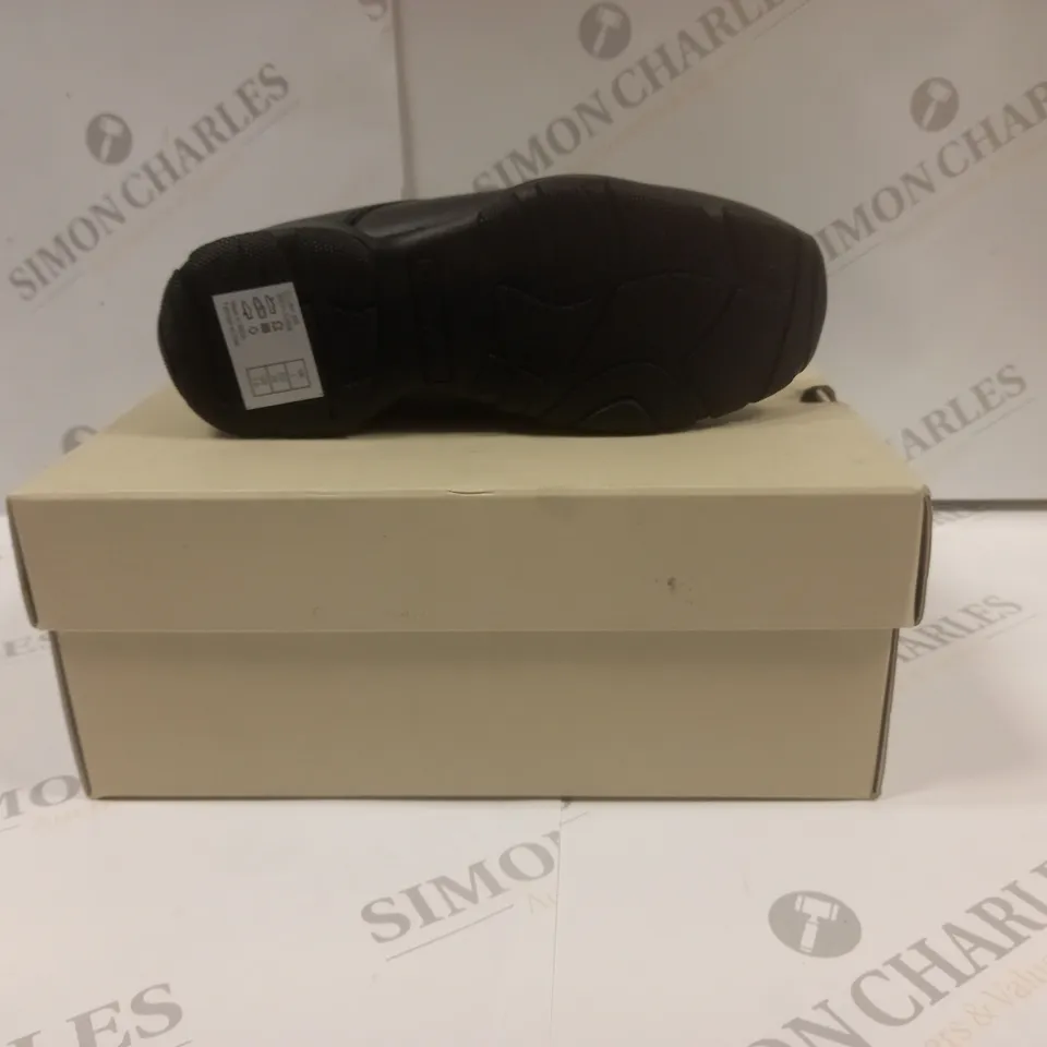 BOXED PAIR OF HUSH PUPPIES ELIJAH JUNIOR BLACK UK SIZE 1 