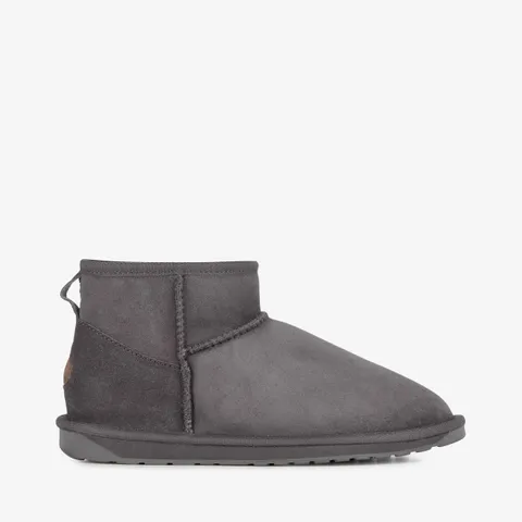 BOXED PAIR OF EMU STINGER MICRO WATER RESISTANT SHEEPSKIN BOOTS IN CHARCOAL - UK 7