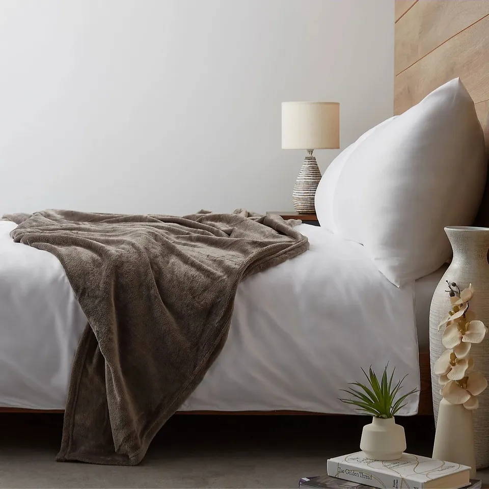 COZEE HOME FAMILY OVERSIZE VELVETSOFT THROW, BLUE.