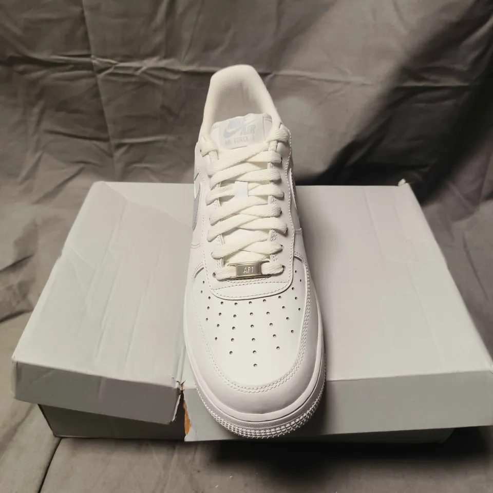 NIKE AIR FORCE 1 TRAINERS IN WHITE - 8.5