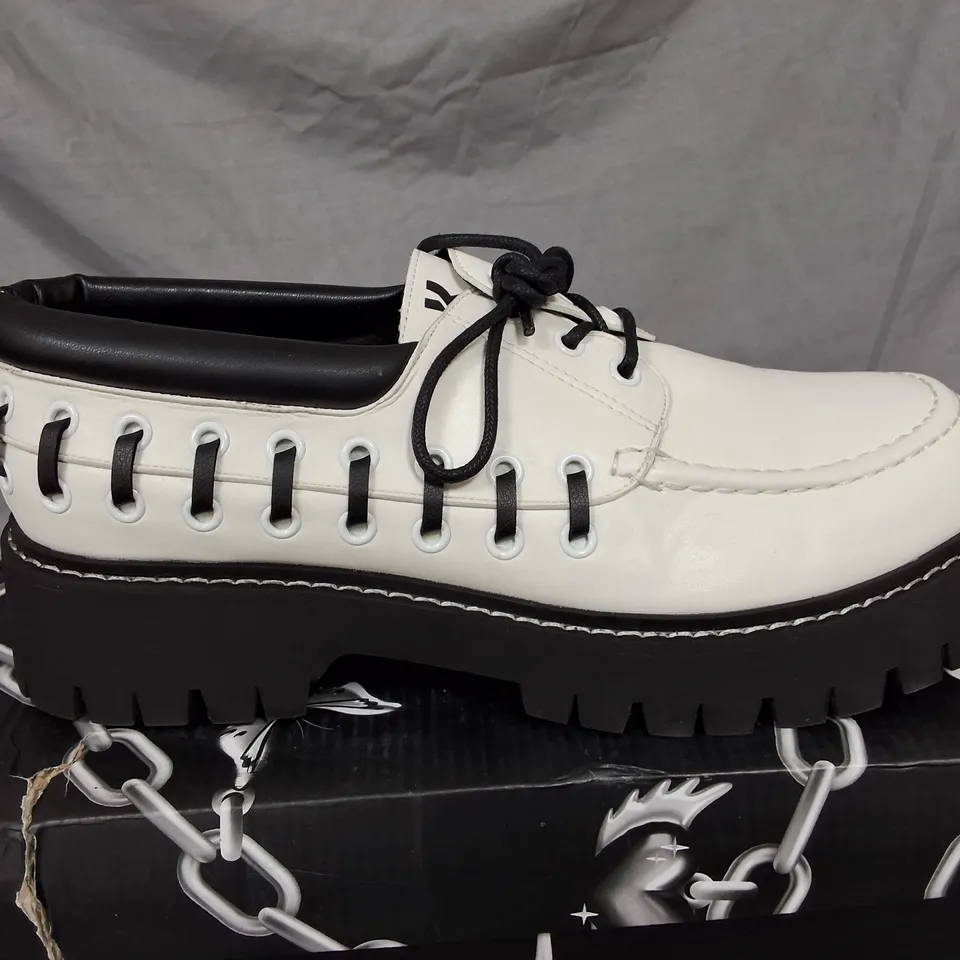 BOXED KOI TENAR MENS BOAT SHOES IN CREAM - UK9