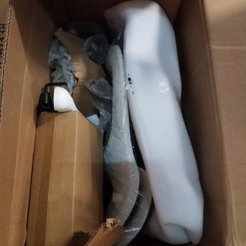 BOXED WHITE OFFICE/GAMING CHAIR