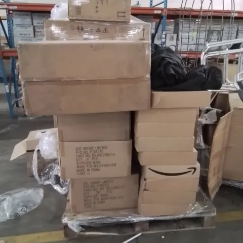 PALLET TO CONTAIN A LARGE QUANTITY OF ROUND PATIO FIRE COVERS AND OTHER ASSORTED ITEMS