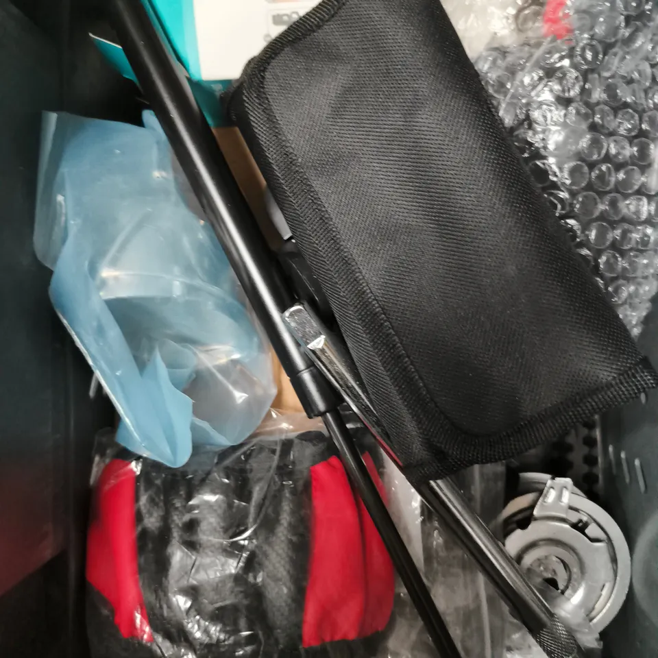 APPROXIMATELY 10 ASSORTED VEHICLE PARTS AND ACCESSORIES TO INCLUDE CAR MOUNT, SMARTPHONE HOLDER ETC 