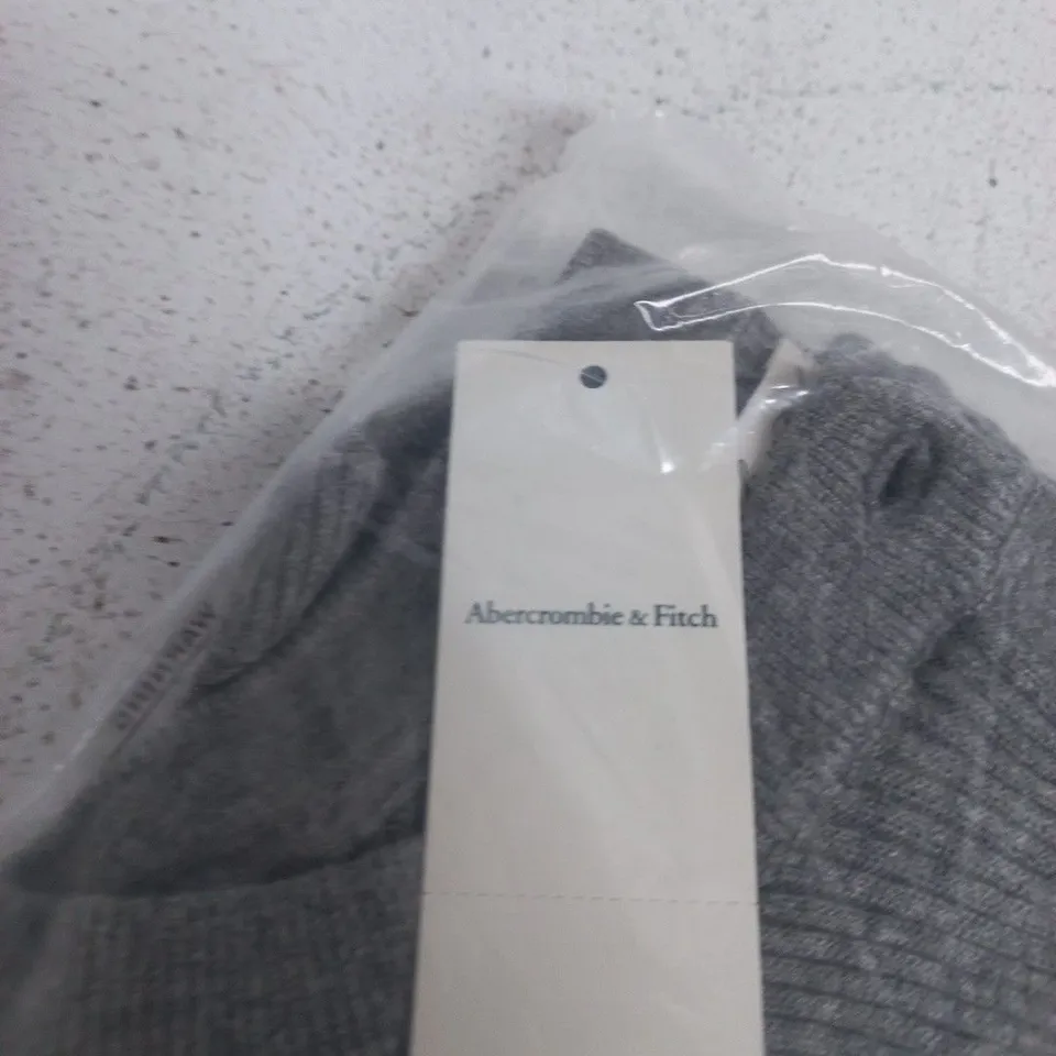 BAGGED ABERCROMBIE AND FITCH CARDIGAN - SIZE M