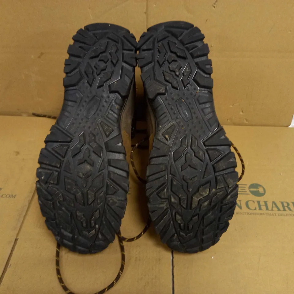PAIR OF SEELAND HAWKER LOW BOOT - SIZE 10.5