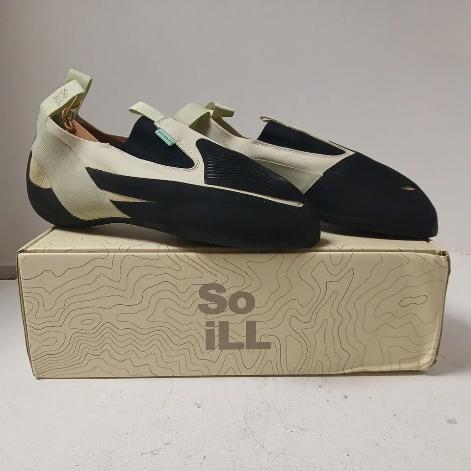 BOXED PAIR OF SO I'LL CLIMBING SHOES IN BOG GREEN/BLACK SIZE UK 11