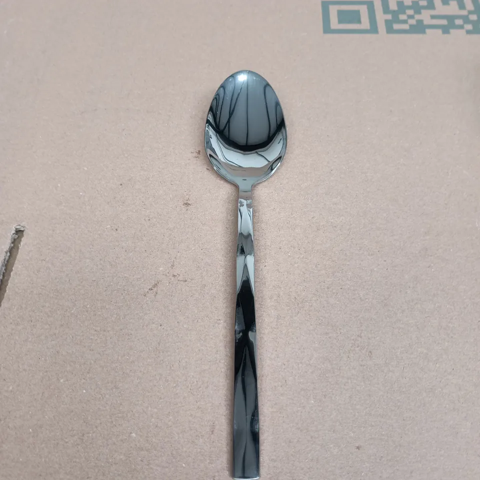 TOTE OF APPROXIMATELY 10 ASSORTED ITEMS INCLUDING GROOVEIT BRUSH, POWER FACTORY SAVER AND A SPOON