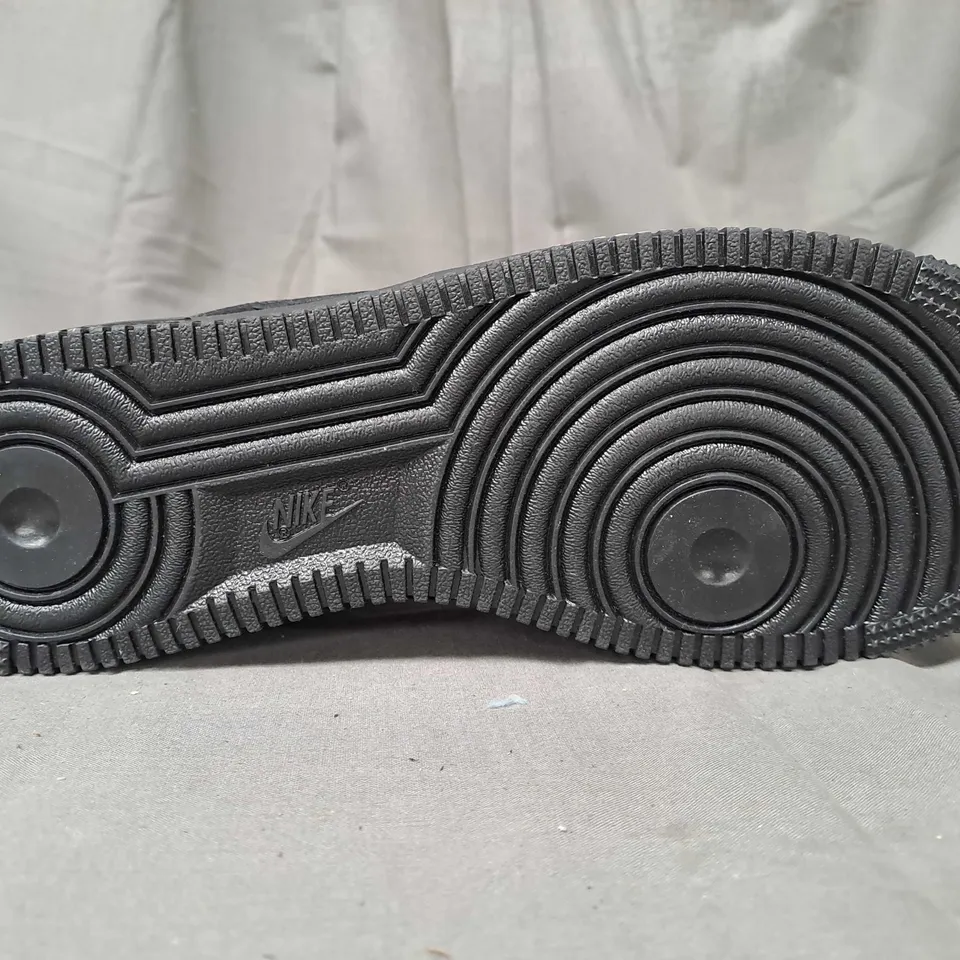 PAIR OF NIKE AIR FORCE 1 SHOES IN BLACK UK SIZE 7