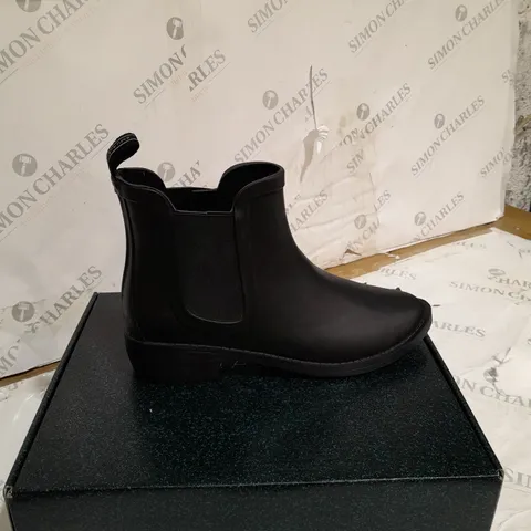 EMU AUSTRALIA GRAYSON RAINBOOT BLACK SIZE 7 - BOXED