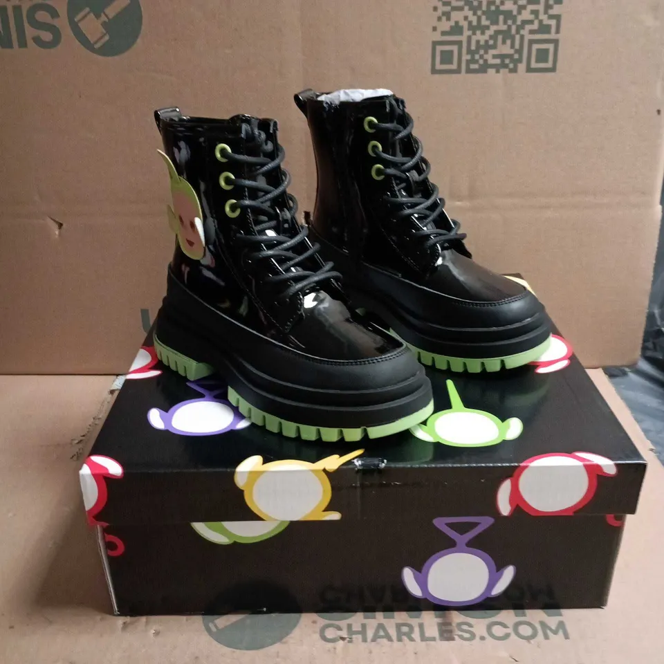 KOI KIDZ TUBBYTRONIC DISPY HEAD BOOTS BLACK AND GREEN SIZE 11