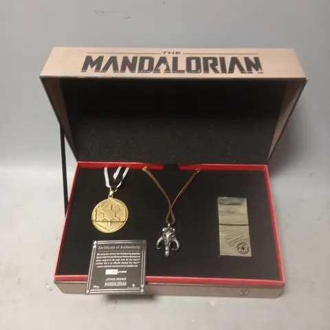 BOXED STAR WARS THE MANDALORIAN REPLICA SET INCLUDING MEDALLION, PIN AND NECKLACE 