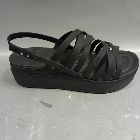 PAIR OF CROCS BROOKLYN STRAPPY OPEN TOE SHOES - 9