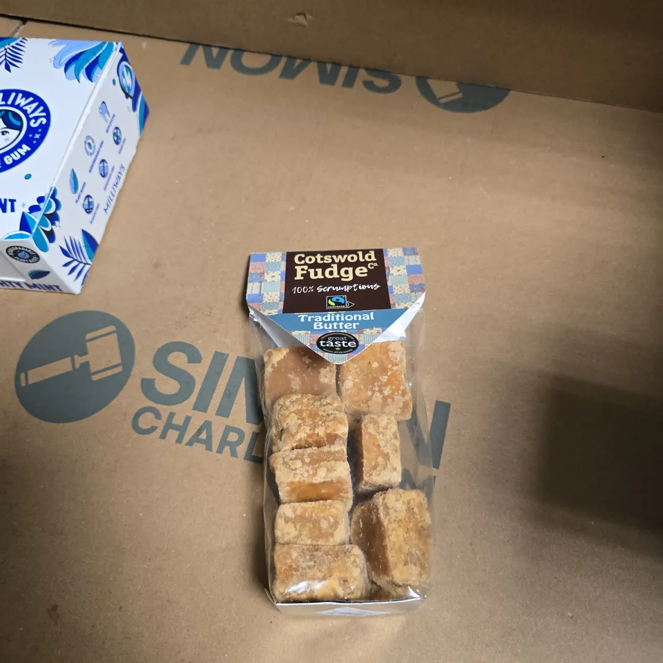 APPROXIMATELY 10 ASSORTED FOOD ITEMS INCLUDING COTSWOLD FUDGE AND MILLIWAYS MIGHTY MINT GUM 