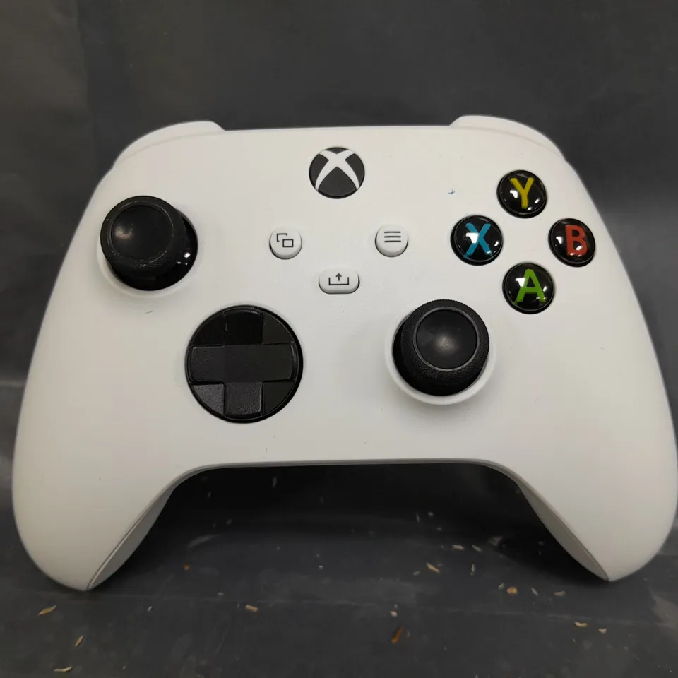 BOXED MICROSOFT XBOX WIRELESS CONTROLLER IN ROBOT WHITE