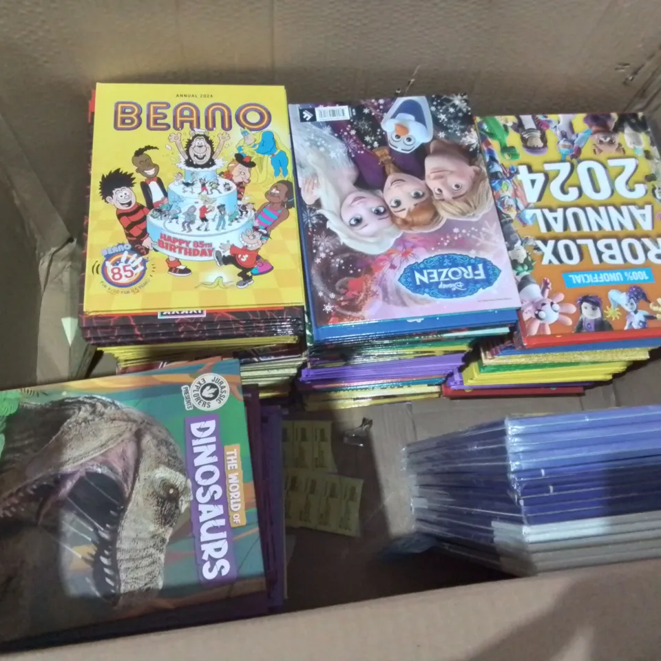 LARGE QUANTITY OF ASSORTED 2024 ANNUALS TO INCLUDE POKEMON, DISNEY FROZEN, ROBLOX AND DINOSAURS