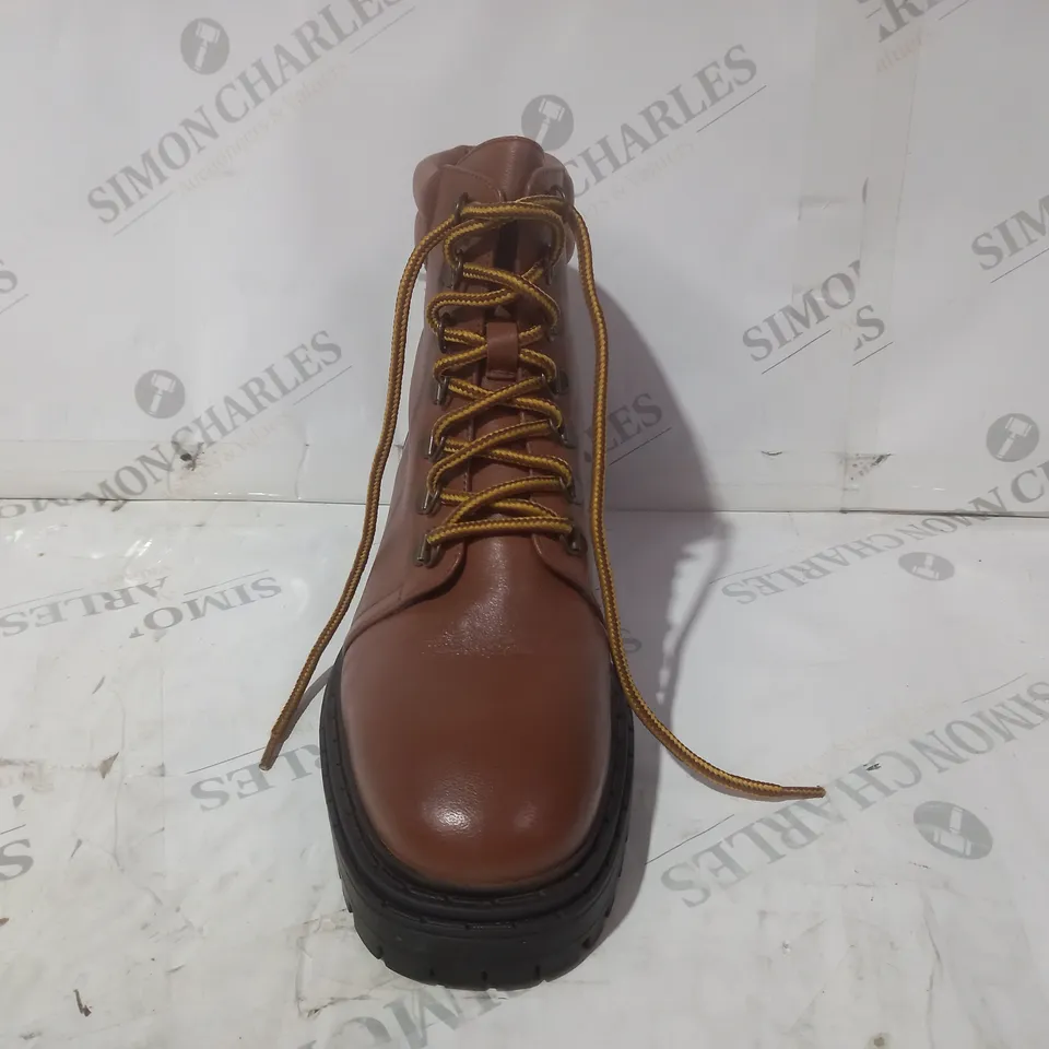 BOXED PAIR OF JD WILLIAMS LEATHER BOOTS IN TAN SIZE 7