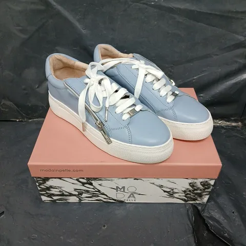 BOXED PAIR OF MODA IN PELLE BALIZE LIGHT BLUE SHOES - 6