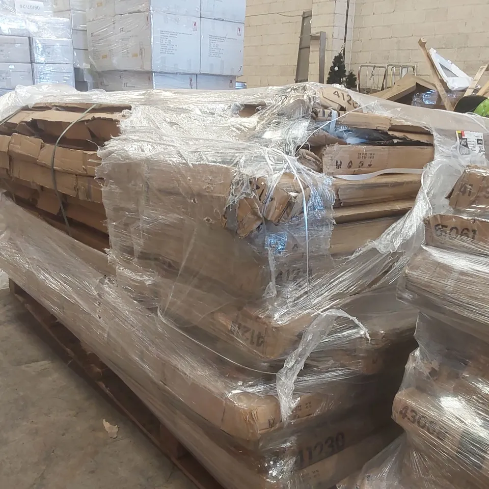 PALLET CONTAINING A VERY LARGE QUANTITY OF ASSORTED SHOWER SCREENS INCLUDING: FLUTED WETROOM GLASS, GRID WETROOM GLASS ECT