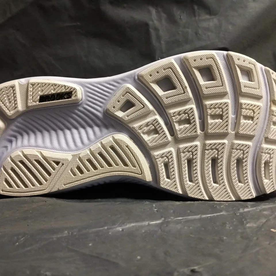 PAIR OF BROOKS GHOST TRAINERS IN LIGHT GREY/MULTI SIZE UK 4.5