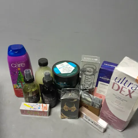 APPROXIMATELY 16 ASSORTED COSMETICS ITEMS TO INCLUDE ULTRA DEX O`RA`L RINSE (500ml), THE BODY SHOP MACA ROOT SHAVING CREAM, LIQUID BLUSHER, ETC