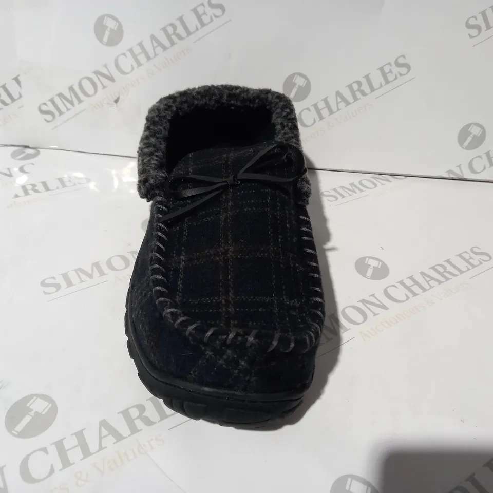 BOXED PAIR OF DESIGNER SLIPPERS IN BLACK CHECK SIZE 9