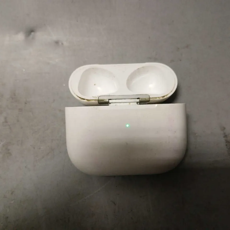 APPLE AIRPODS CHARGING CASE - A2566 