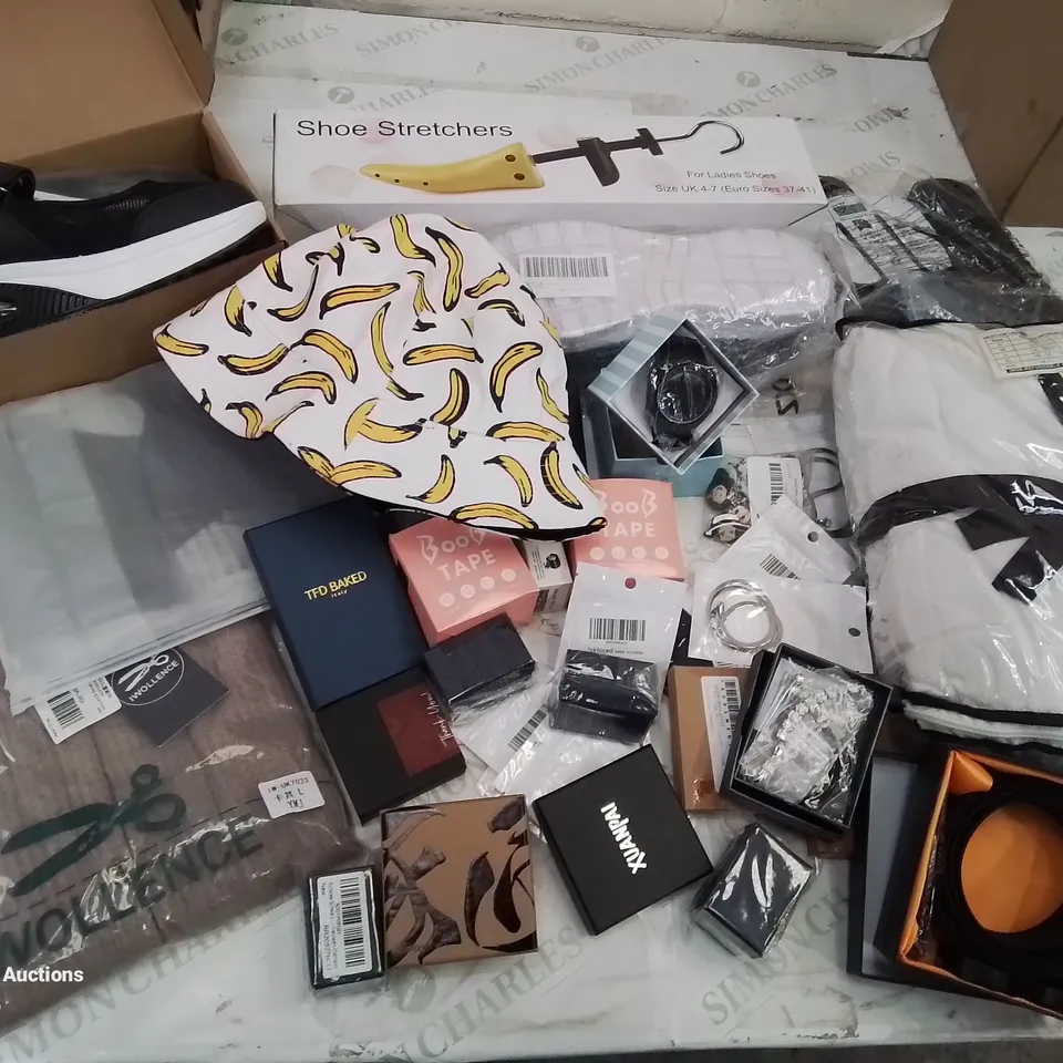 BOX CONTAINING MIXED BUNDLE OF FASHION ITEMS AND JEWELLERY GIFT SETS, WATCHES ETC.