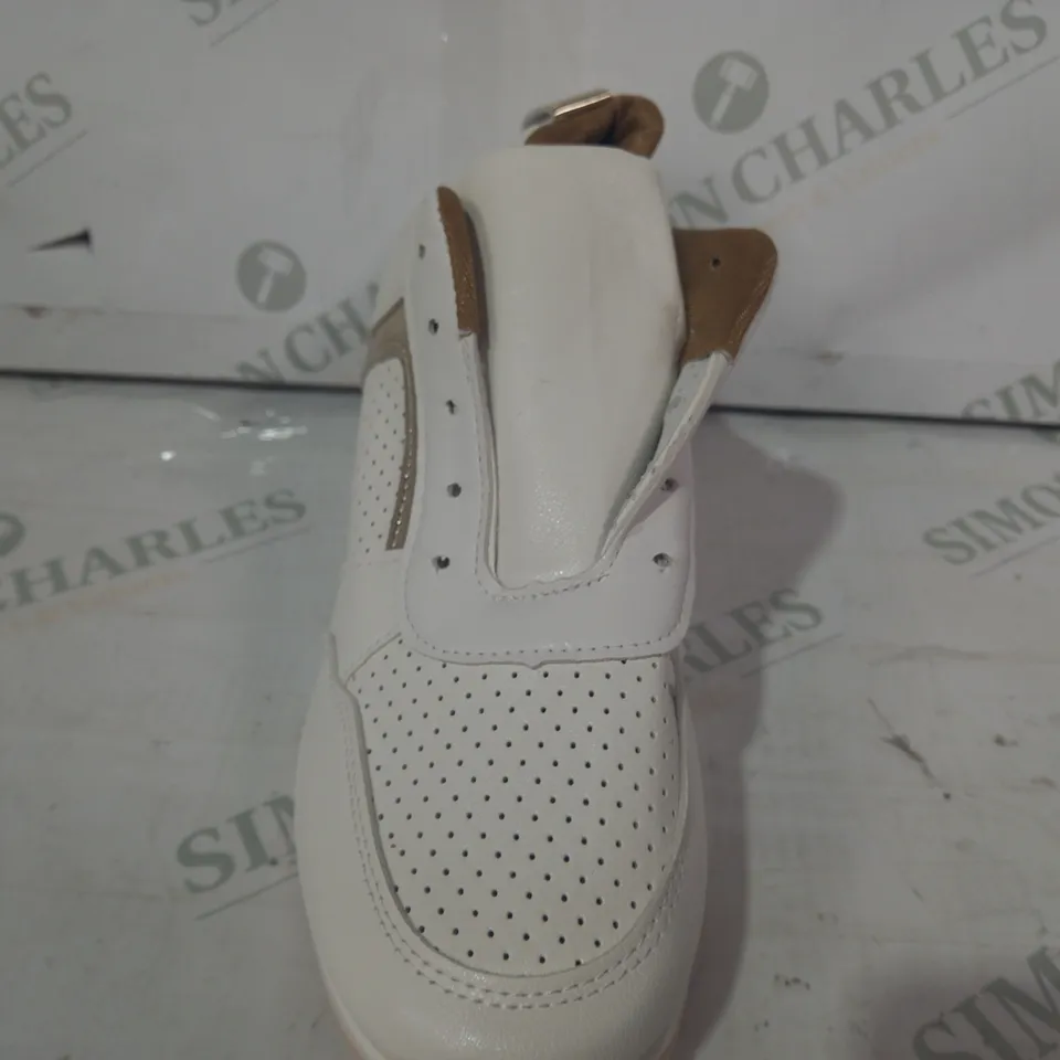 PAIR OF DESIGNER TRAINERS IN WHITE/METALLIC GOLD SIZE UNSPECIFIED