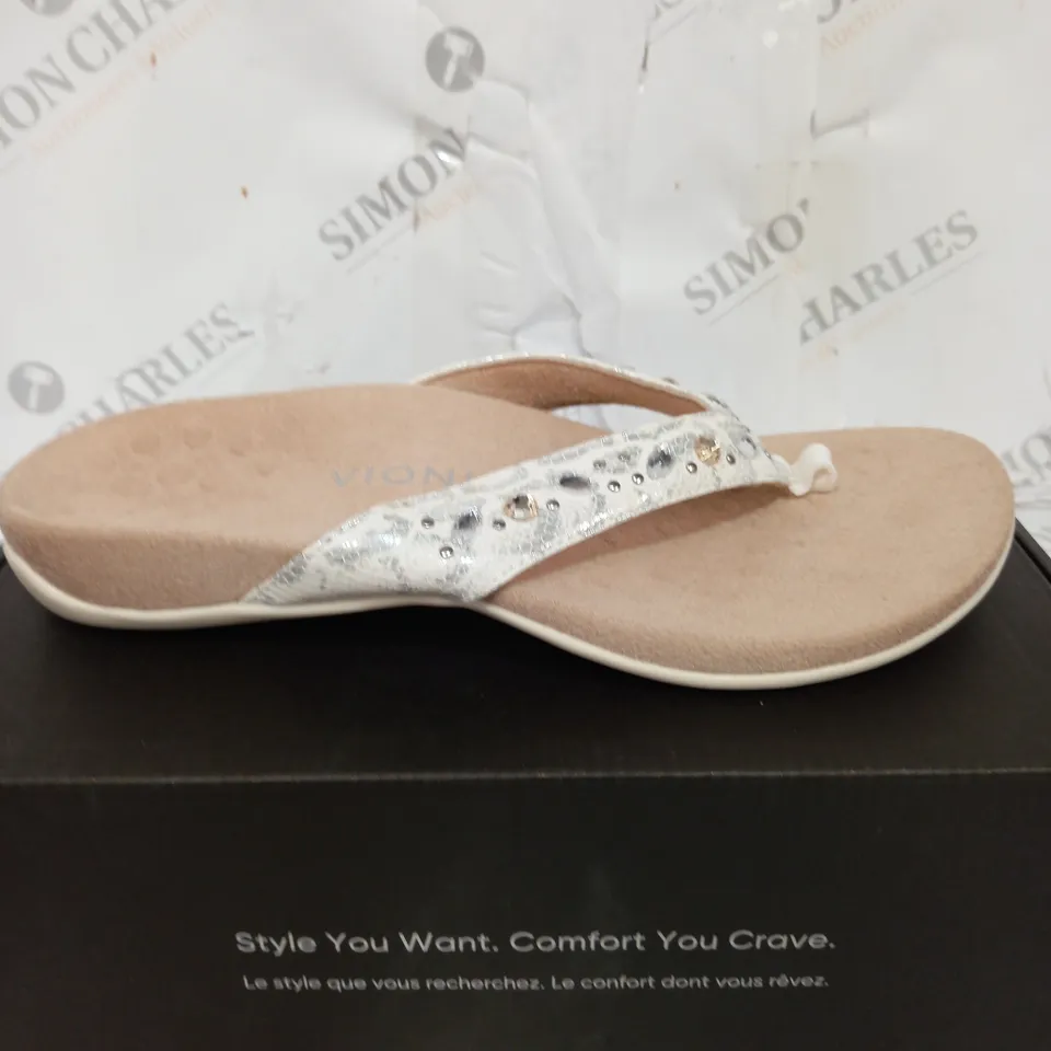 BOXED PAIR OF LUCIA SANDALS IN WHITE SIZE 6