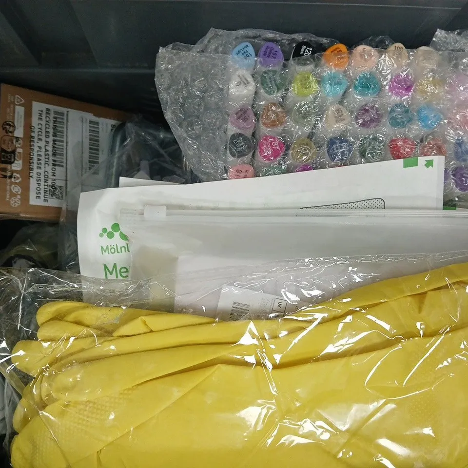 APPROXIMATELY 10 ASSORTED HOUSEHOLD ITEMS TO INCLUDE ALUMINIUM FOIL TAPE, MOULD MAGIC, ETC