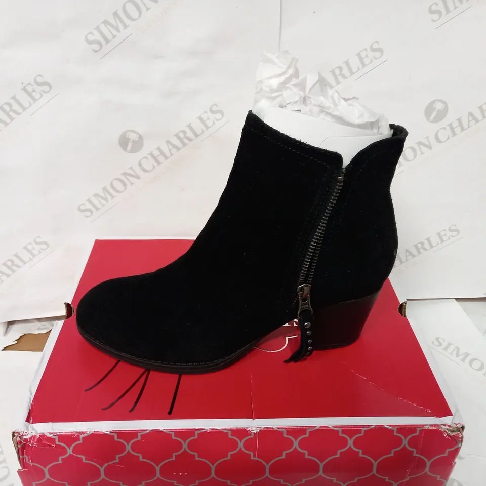 BOXED PAIR OF SKECHERS BLACK ZIP BOOTI - SIZE 5