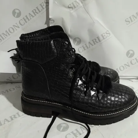 PAIR OF MODA IN PELLE HIKING BOOTS IN BLACK CROC UK SIZE 5