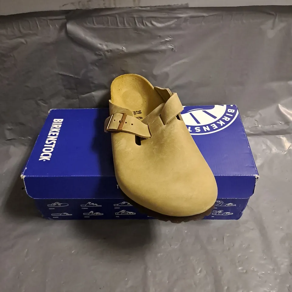 BOXED PAIR OF BIRKENSTOCK BOSTON SLIDES IN TOBACCO BROWN SIZE UK 5.5