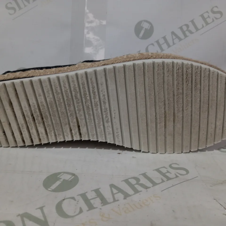 PAIR OF TOMS CANVAS SLIP-ON SHOES IN BLACK UK SIZE 4