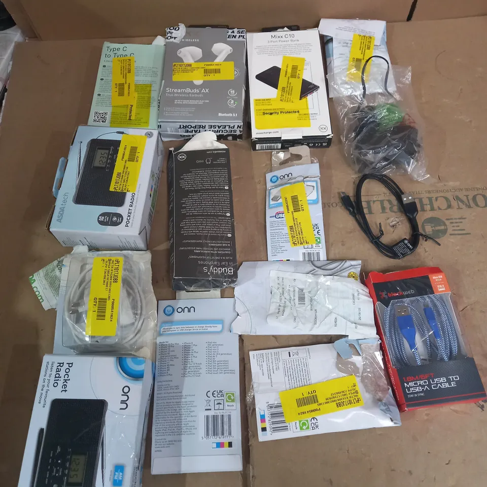 LOT OF APPROX 15 ASSORTED TECH ITEMS TO INCLUDE CHARGING CABLES, EARPHONES, POWER BANKS ETC