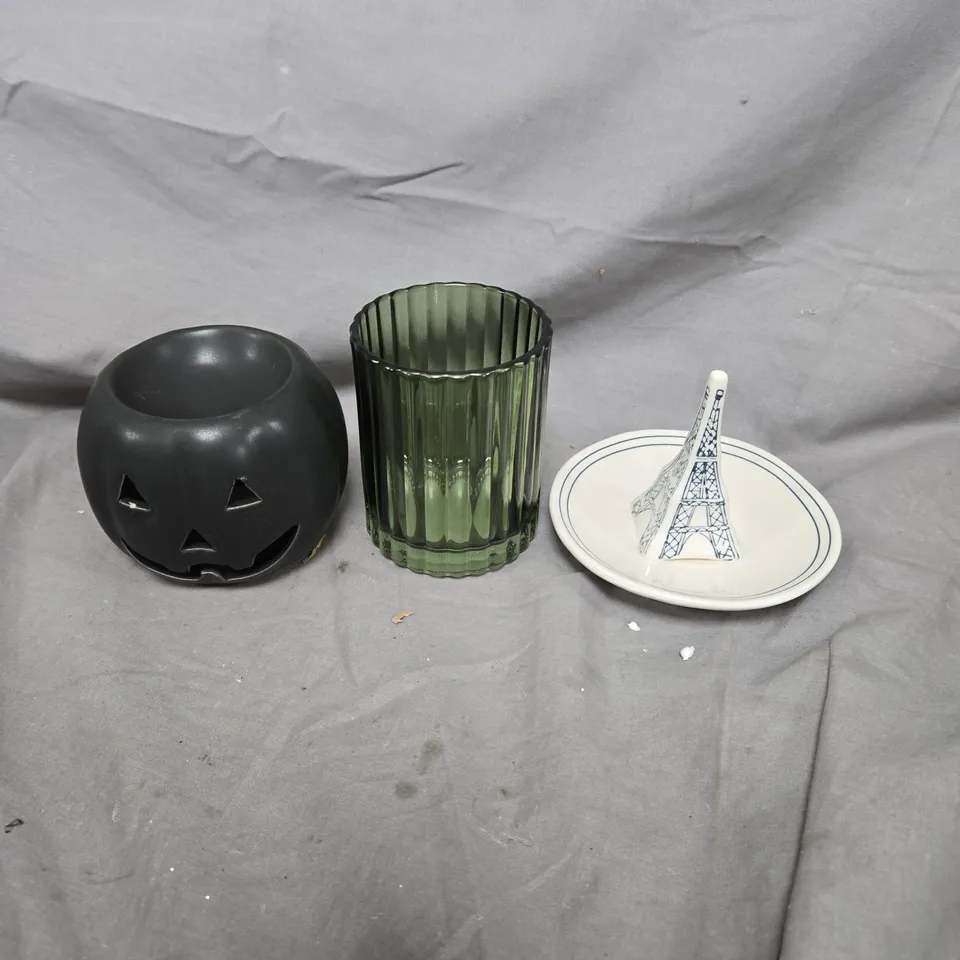 TOTE OF APPROXIMATELY 10 HOUSEHOLD POTTERY ITEMS TO INCLUDE A PUMPKIN TEA LIGHT HOLDER, TUMBLER AND A FRUIT JUICE SQUEEZER