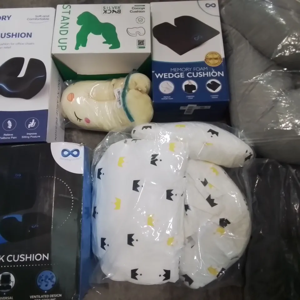 PALLET OF ASSORTED CUSHIONS AND PILLOWS