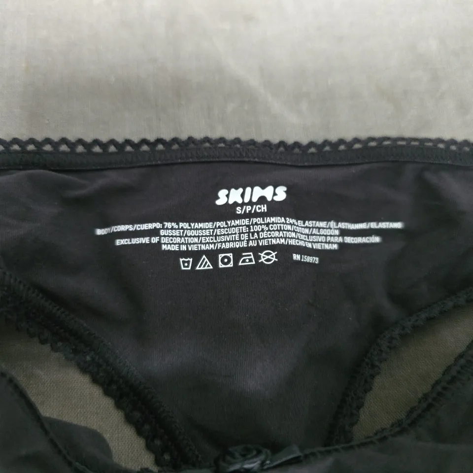 SKIMS FITS EVERYBODY PICOT PICOT THONG IN ONYX - SMALL