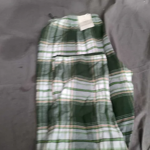 BOX OF APPROXIMATELY 20 ASSORTED CLOTHING ITEMS TO INCLUDE: PYJAMA BOTTOMS AND BERKSHA TOP